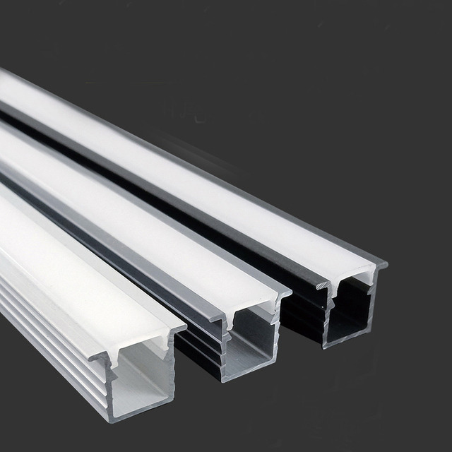 Luz LED linear montada no teto